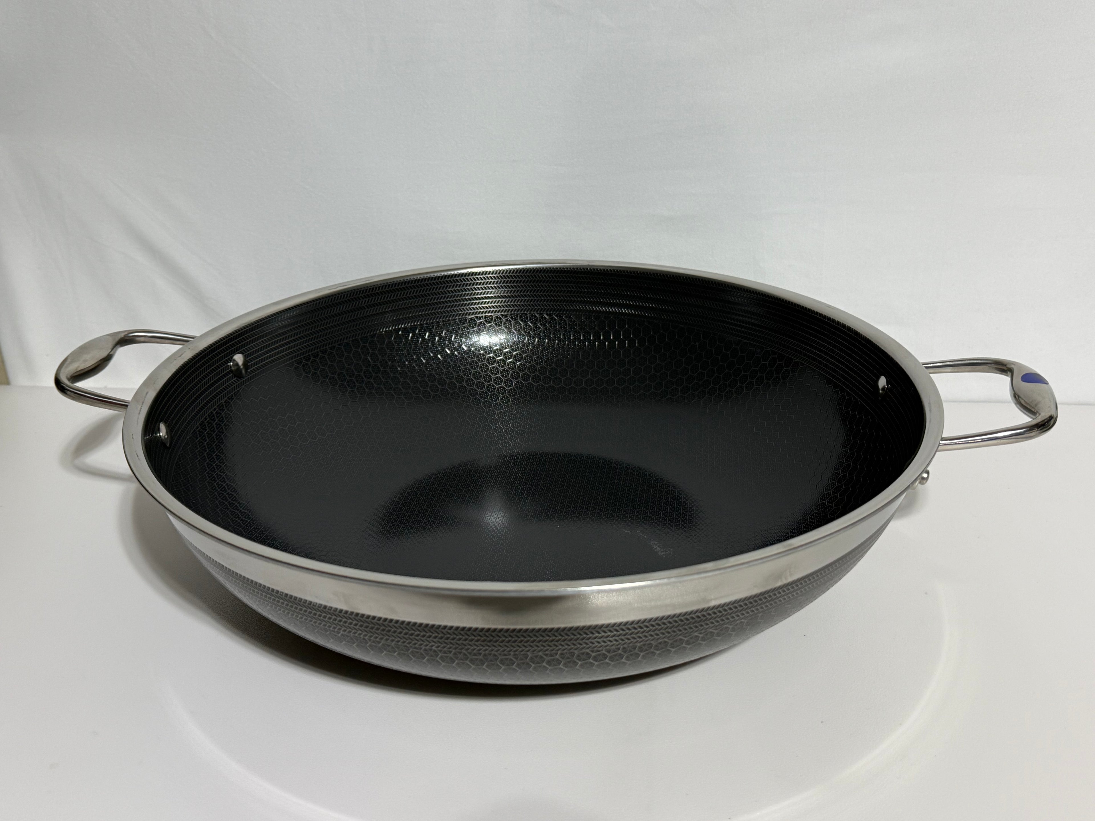 HexClad 14” Double Handled Wok with Lid - Like New with Cosmetic Flaws