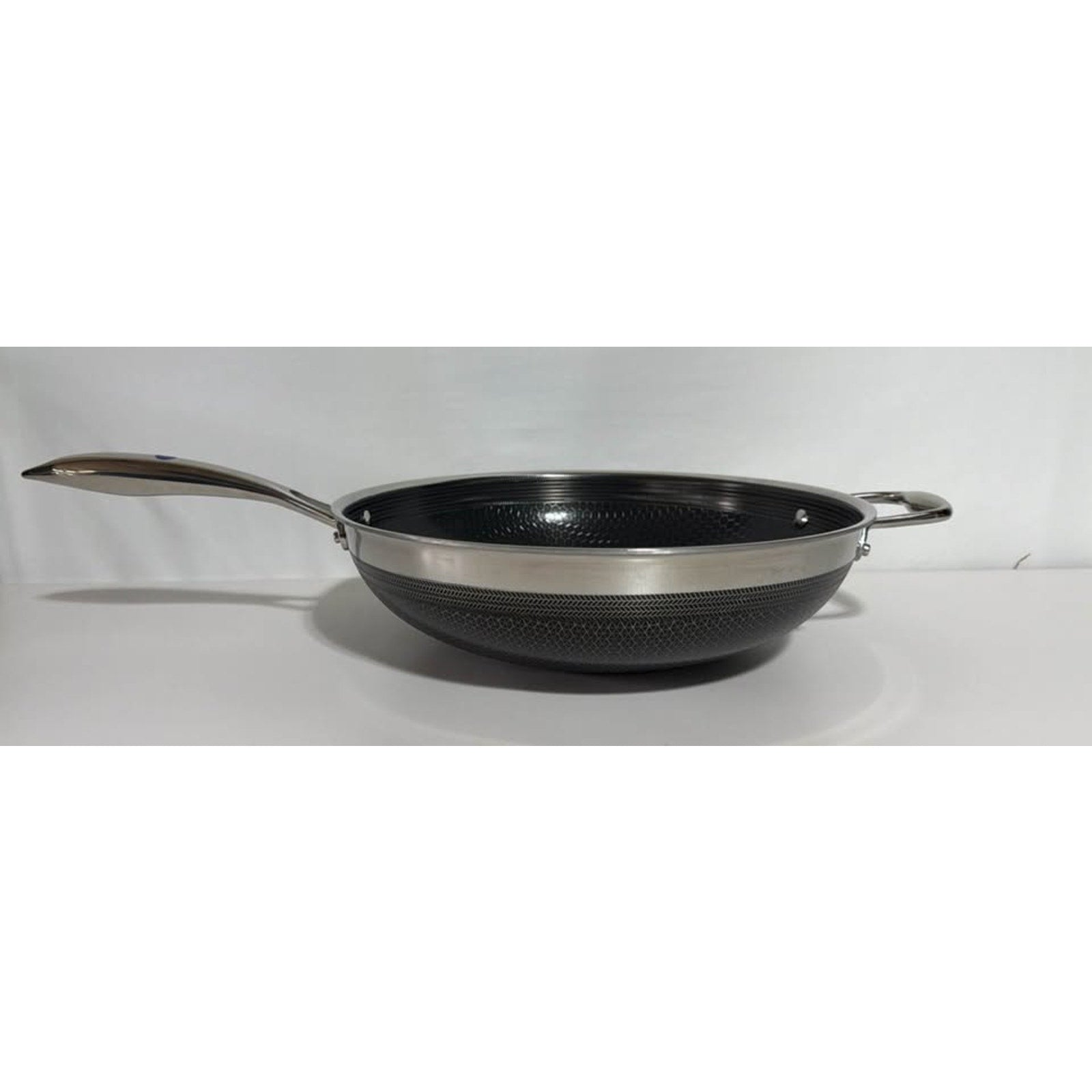 HexClad 10” Wok with Handle - Like New with Cosmetic Flaws